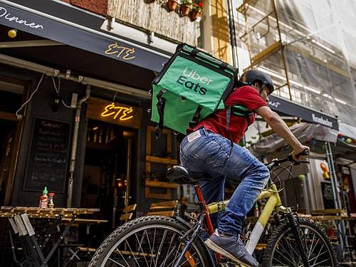 Ein Fahrer für Uber Eats unterwegs in Berlin Friedrichshain. Foto: Carsten Koall/dpa