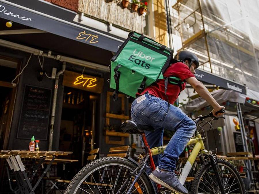 Ein Fahrer für Uber Eats unterwegs in Berlin Friedrichshain. Foto: Carsten Koall/dpa