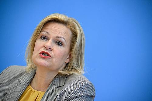 Nancy Faeser (SPD), Bundesinnenministerin, möchte die Pläne der EU-Kommission zur Jagd auf Sexualstraftäter modifizieren.