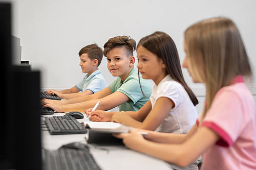 Kinder arbeiten in der Schule am Computer