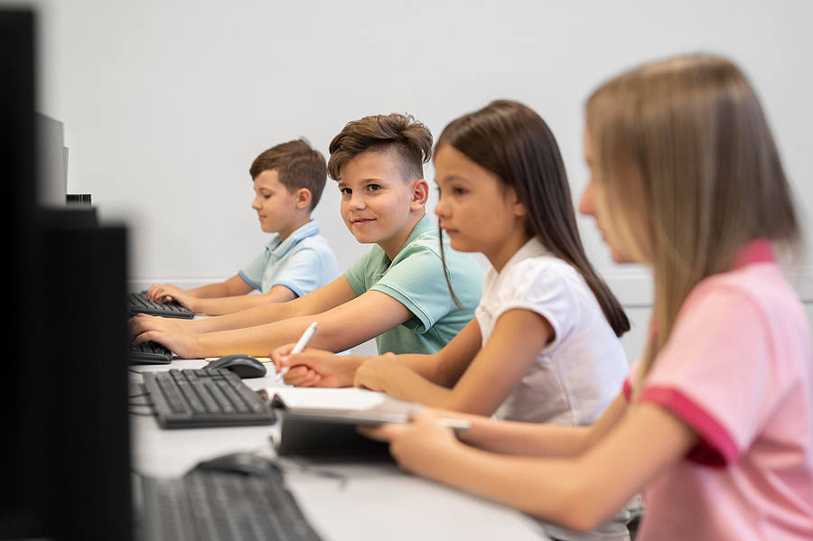 Kinder arbeiten in der Schule am Computer