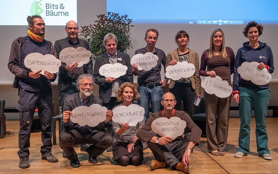 Gruppenfoto von Menschen mit Plakaten