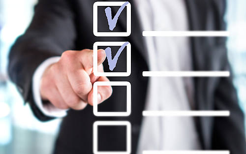 Mann hakt Checkliste ab