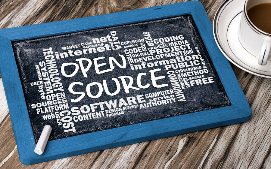 Kreidetafel mit "Open Source" beschrieben