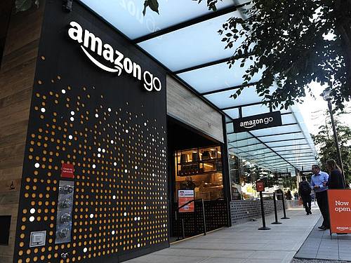 Ein „Amazon Go”-Geschäft in Seattle. Dort erkennen Kameras und andere Sensoren, welche Waren ein Kunde aus den Regalen nimmt. ((Foto: Andrej Sokolow))