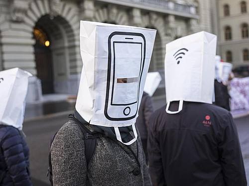 Aktivisten demonstrieren während der Nationalratssitzung Anfang März in Bern und warnen vor dem Ausbau des Mobilfunknetzes auf den 5G Standard