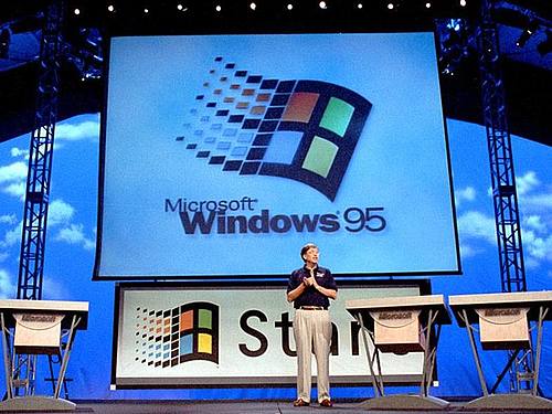 Microsoft-Gründer Bill Gates stellt in den USA das Betriebssystem Windows 95 dem Publikum vor. Foto: DB/dpa