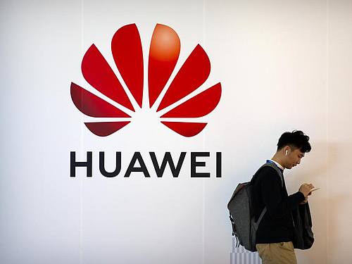 Das Bundesamt für Sicherheit in der Informationstechnik (BSI) hat eine Untersuchung mehrerer chinesischer Smartphonemodelle eingeleitet - darunter auch ein Modell von Huawei. Foto: Mark Schiefelbein/AP/dpa
