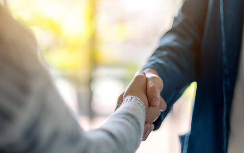 Handschlag zweiter Personen