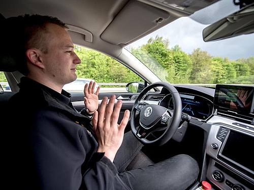 Testingenieur Dennis Scholl ist in einem Auto mit dem von Continental entwickelten System „Cruising Chauffeur“ auf der A2 unterwegs. ((Foto: Hauke-Christian Dittrich))