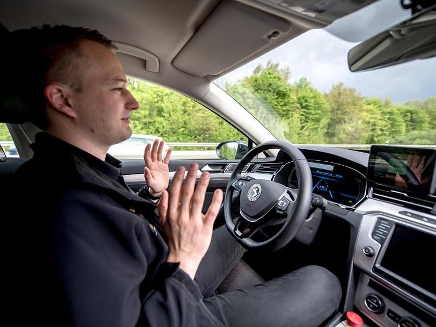 Testingenieur Dennis Scholl ist in einem Auto mit dem von Continental entwickelten System „Cruising Chauffeur“ auf der A2 unterwegs. ((Foto: Hauke-Christian Dittrich))