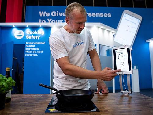 Mikko Reinikainen, CEO der finnischen Firma Safera, bedient auf der IFA einen «Smart Cooking Sensor». Foto: Bernd von Jutrczenka