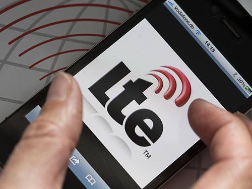 Auf dem Display eines Smartphones ist das Logo des schnellen Datendienstes LTE zu sehen. Foto: Jens Büttner/dpa-Zentralbild/dpa