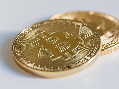 Zwei Bitcoin-Münzen liegen - als Illustration - auf einem Tisch. Foto: Fernando Gutierrez-Juarez/dpa-Zentralbild/dpa