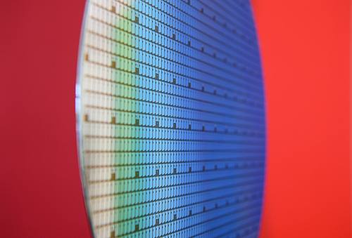 Blau auf rotem Hintergrund