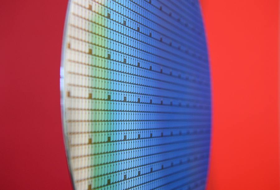 Blau auf rotem Hintergrund