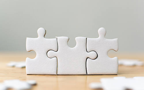 Drei weiße Puzzleteile
