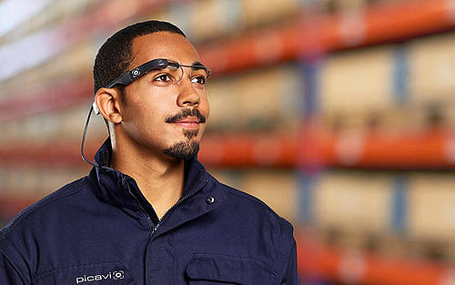 Lagerarbeiter mit Datenbrille