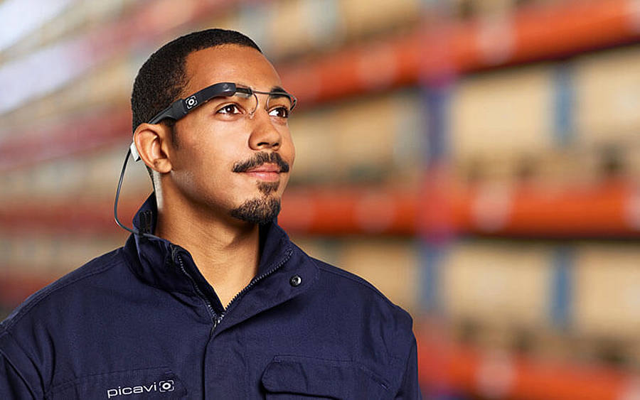 Lagerarbeiter mit Datenbrille