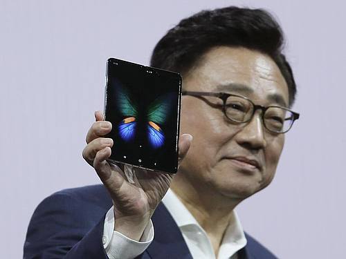 Samsung wagt sich nun bereits einige Tage vor Start der Messe in Barcelona mit einem konkreten Serienmodell eines faltbaren Smartphones aus der Deckung. Foto: Eric Risberg