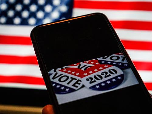 Die US-Wahl auf einem Smartphone-Bildschirm. Foto: Herwin Bahar/ZUMA Wire/dpa
