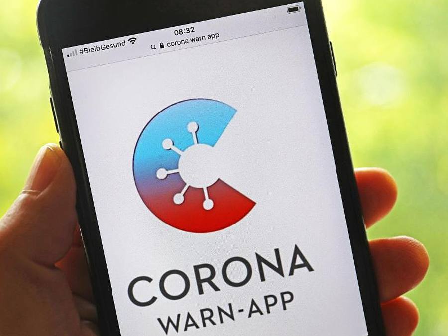 Die offizielle Corona-Warn-App ist auf einem Smartphone zu sehen. Foto: Oliver Berg/dpa