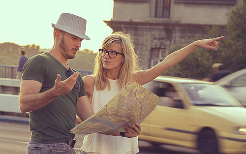 Touristen mit Stadtplan