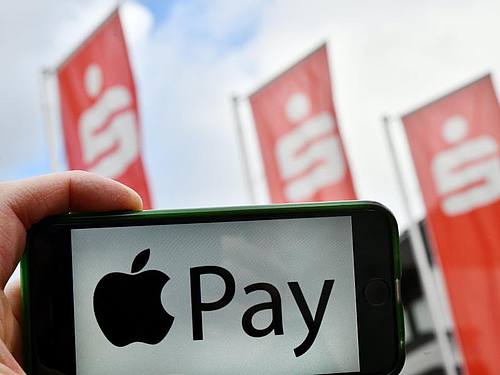 Die Kunden von 373 Sparkassen in Deutschland können künftig auch ihre Girocard für Zahlungen mit Apple Pay verwenden. Foto: Frank May/pa/dpa