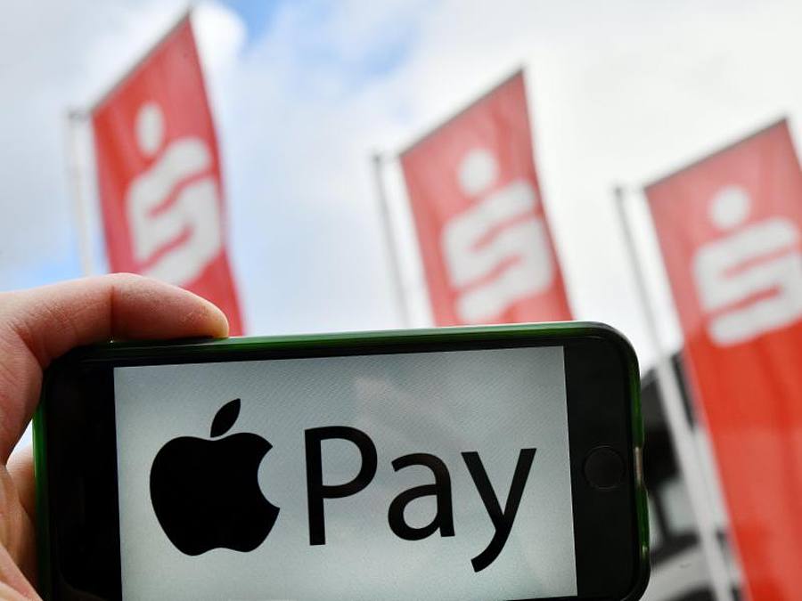 Die Kunden von 373 Sparkassen in Deutschland können künftig auch ihre Girocard für Zahlungen mit Apple Pay verwenden. Foto: Frank May/pa/dpa