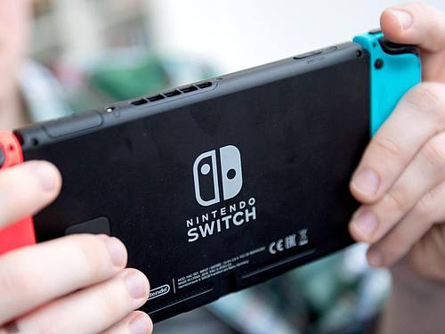 Begehrte Ablenkung: Nintendos Konsole Switch verkauft sich weiterhin prächtig. Foto: Andrea Warnecke/dpa-tmn/dpa