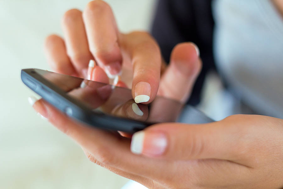 Hände bedienen Smartphone