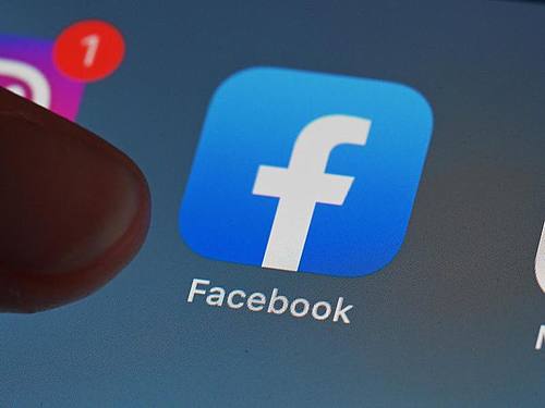 Die Facebook App auf einem Smartphone