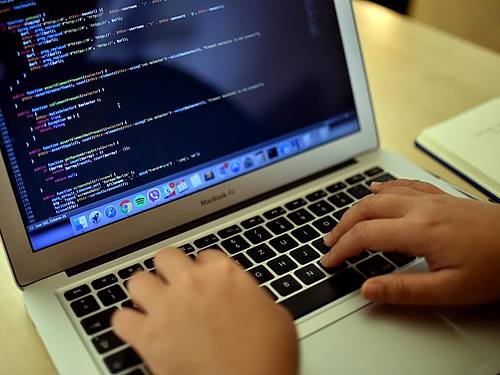Mit einer millionenschweren Unterstützung aus der deutschen Industrie ist in Berlin die freie Programmierschule „42 Berlin“ gegründet worden.