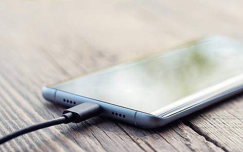 Ein Smartphone im Ladezustand