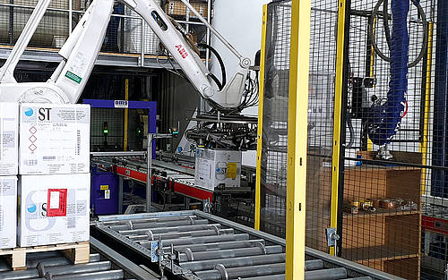 Versandroboter bei der Grimm Pulverlack GmbH