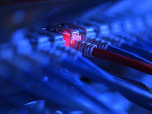 Viele Unternehmen und Organisationen lagern Computer-Rechenleistungen, Datenspeicher und Datenbanken sowie Anwendungen zur Analyse von Daten über das Internet in die „Cloud“ aus.