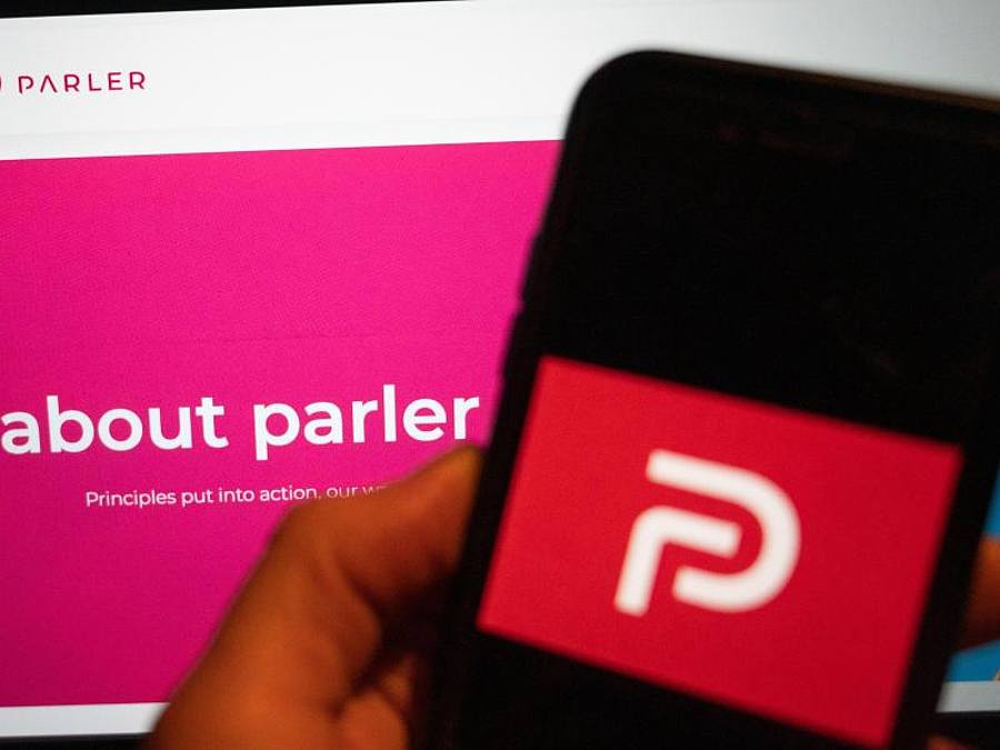 Parler ist nach einer gut einmonatigen Zwangspause wieder online. Foto: Christophe Gateau/dpa