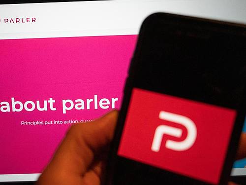 Parler ist nach einer gut einmonatigen Zwangspause wieder online. Foto: Christophe Gateau/dpa