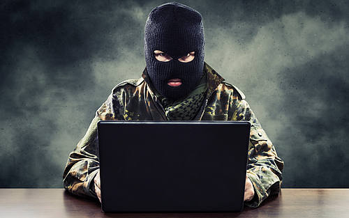 Vermummter Mann am Laptop