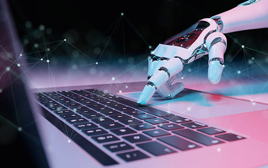 Roboterhand am Laptop