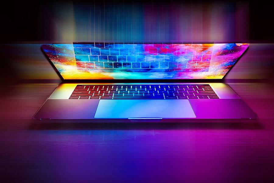 Offenes, angeschaltetes Laptop