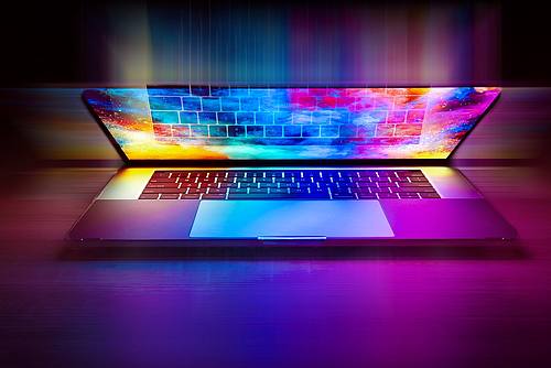 Offenes, angeschaltetes Laptop