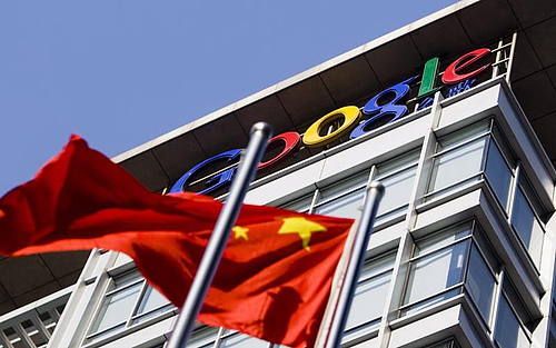 Das Google-Logo auf einem Firmengebäude