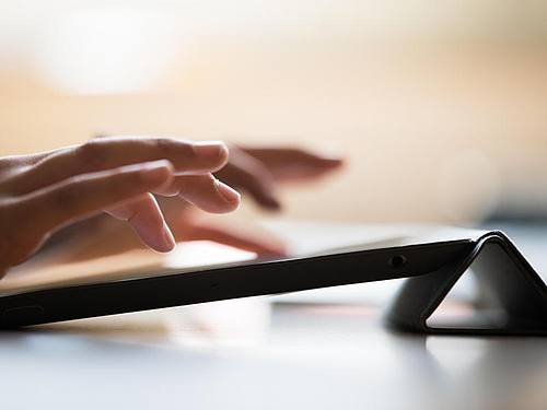 Die Bundesländer wollen die Hilfsmittel aus dem Digitalpaket anders als ursprünglich geplant auch für den Ausbau der digitalen Lehr- und Lernplattformen einsetzen. Foto: Rolf Vennenbernd/dpa
