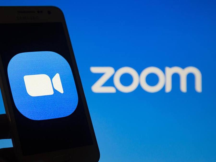 Das Logo vom Videokonferenzdienst Zoom auf einem Smartphone-Bildschirm. Foto: Andre M. Chang/ZUMA Wire/dpa