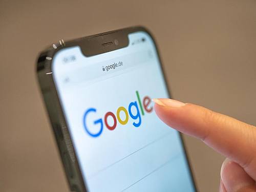 Wie Digital-Riesen wie Google oder Facebook mit illegalen Inhalten oder Hassrede umgehen sollen, soll künftig ein geplantes EU-Gesetz regeln. Foto: Mohssen Assanimoghaddam/dpa