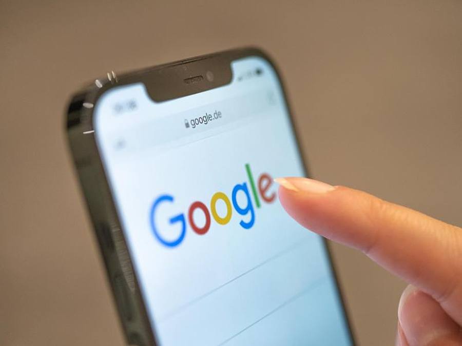 Wie Digital-Riesen wie Google oder Facebook mit illegalen Inhalten oder Hassrede umgehen sollen, soll künftig ein geplantes EU-Gesetz regeln. Foto: Mohssen Assanimoghaddam/dpa