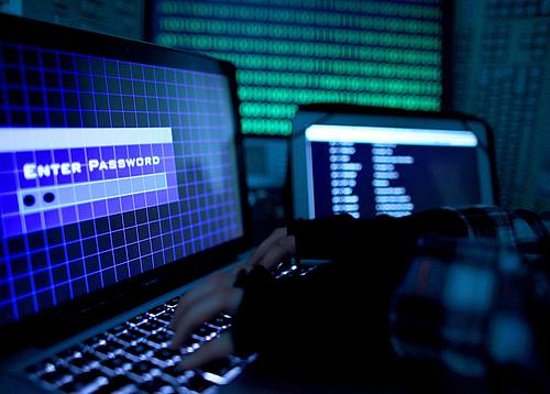 Immer öfter werden Menschen Ziel von Cyber-Attacken. Das Bundesamt für Sicherheit in der Informationstechnik (BSI) sieht vor allem Hersteller und Anbieter digitaler Dienste in der Pflicht Verbraucher zu schützen.