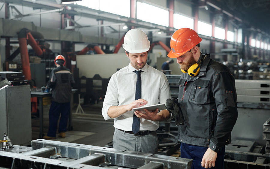 Arbeiter mit Helmen