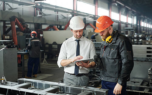 Arbeiter mit Helmen